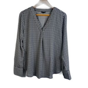 Ann Taylor Houndstooth Vneck Blouse Classic Dressy Timeless‎ Size Small Office